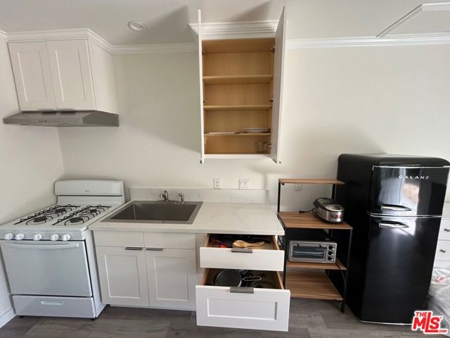 4826 Coolidge Avenue, Culver City CA: https://media.crmls.org/mediaz/39aefd7b-c707-45ad-9a50-faaa71cf3a20.jpg