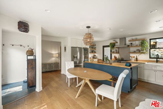 19817 Montau Drive, Topanga CA: https://media.crmls.org/mediaz/39af4a94-fdef-4e69-8c43-973e609f4544.jpg