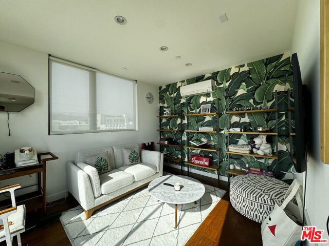 140 S Hayworth Avenue, Los Angeles CA: https://media.crmls.org/mediaz/39af68e4-0eea-4d5e-bbec-75e08fdb1576.jpg