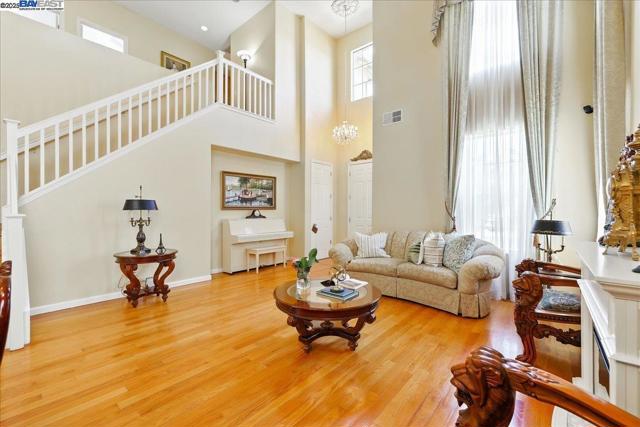 250 BRIDGEWATER RD, Hayward CA: https://media.crmls.org/mediaz/39af9920-e6cf-43da-9ab7-620902dee82a.jpg