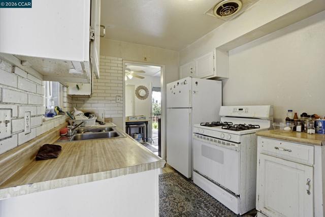 1990 Sunshine Dr, Concord CA: https://media.crmls.org/mediaz/39b05561-3c4e-4e89-b20f-9220eb99ca37.jpg