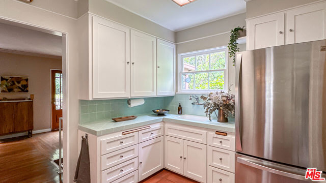 752 Country Club Drive, Burbank CA: https://media.crmls.org/mediaz/39b0ed8b-7f11-41d7-854c-20d30e6c3f58.jpg