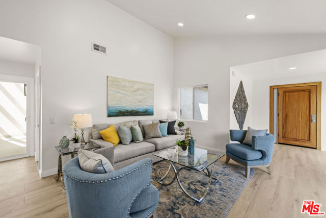 13 Pepper Court, Inglewood CA: https://media.crmls.org/mediaz/39b171a0-1cf1-4894-bc51-31cb1def6fd8.jpg
