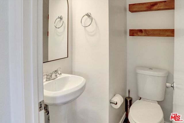 7920 Anise Avenue, Los Angeles CA: https://media.crmls.org/mediaz/39b42f61-bc27-421d-a001-6e146475f60c.jpg