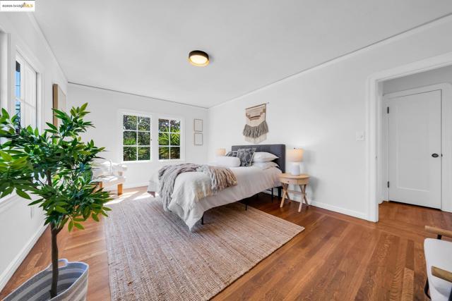 5605 Picardy Dr, Oakland CA: https://media.crmls.org/mediaz/39b4e8e4-2014-46e4-89d0-cd4c9370e517.jpg