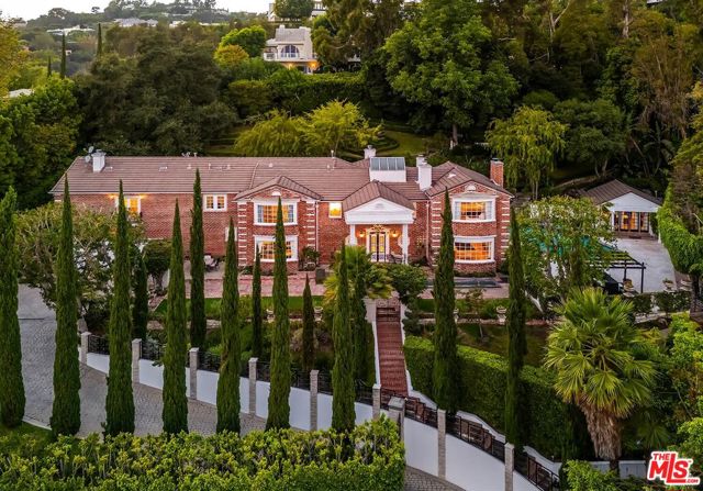 725 N Faring Road, Los Angeles CA: https://media.crmls.org/mediaz/39b53934-284f-45a9-b6e3-2ecad9811937.jpg