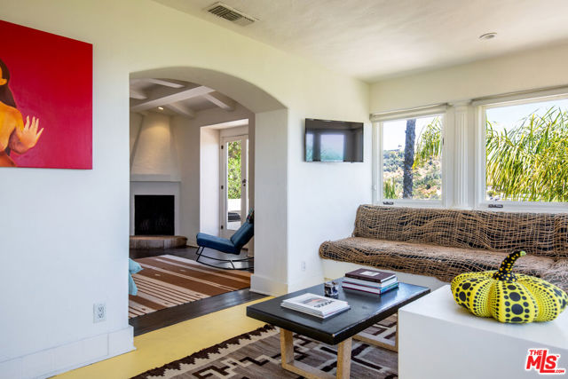 2249 Mountain Oak Drive, Los Angeles CA: https://media.crmls.org/mediaz/39b5533b-9b30-4325-882e-4faf5c78789e.jpg