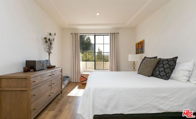 12603 Moorpark Street, Studio City CA: https://media.crmls.org/mediaz/39b5a947-1719-4896-99ed-56e39c3938f5.jpg