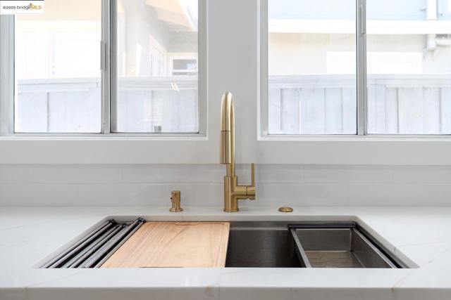 1515 Hampel St, Oakland CA: https://media.crmls.org/mediaz/39b680af-07df-45e9-b135-94e701d5cd0b.jpg