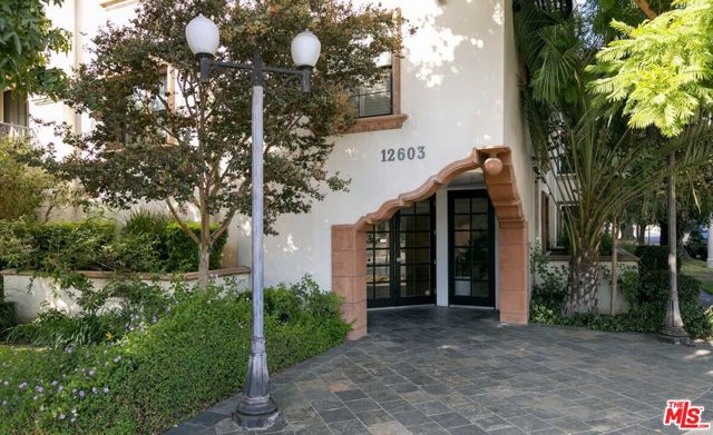 12603 Moorpark Street, Studio City CA: https://media.crmls.org/mediaz/39b6aef7-66c4-4214-bf64-1a4af9f03868.jpg