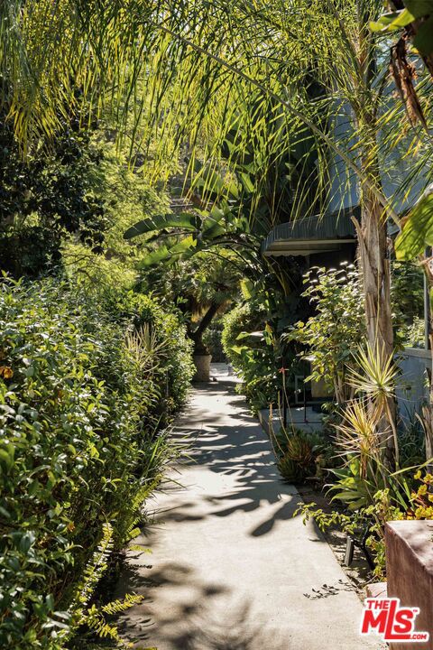 2604 N Beachwood Drive, Los Angeles CA: https://media.crmls.org/mediaz/39b6caaa-1bbf-4a39-8662-4ef4e8d63266.jpg