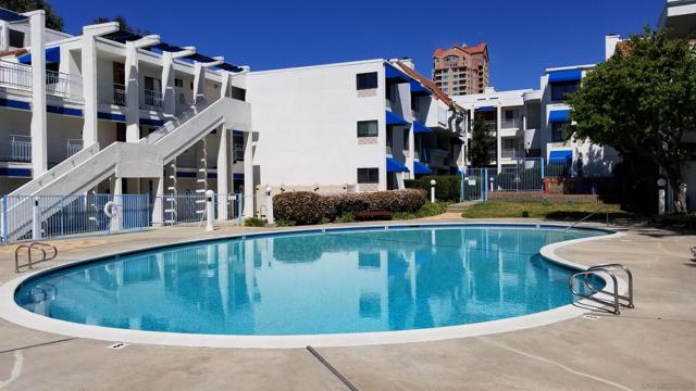 8328 Regents Rd, La Jolla CA: https://media.crmls.org/mediaz/39b7cb8d-fce7-4a6d-a473-8ec9aabcd790.jpg