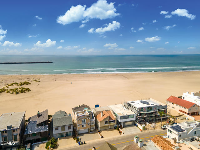 3371 Ocean Drive, Oxnard CA: https://media.crmls.org/mediaz/39b8511e-0a10-4211-8f11-fc0682382e1d.jpg