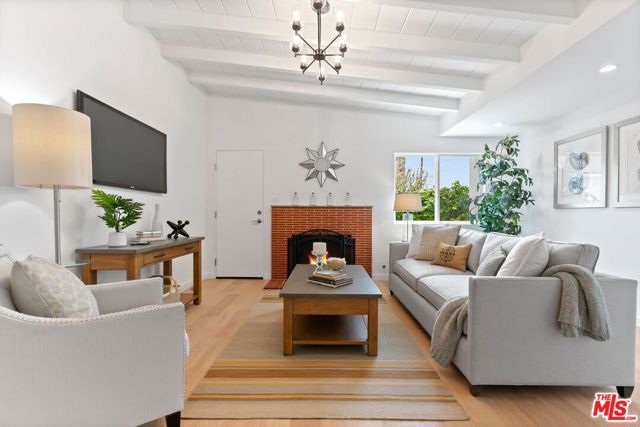 2671 Federal Avenue, Los Angeles CA: https://media.crmls.org/mediaz/39b8a2bf-3946-4703-85c4-6c0e65679bbc.jpg