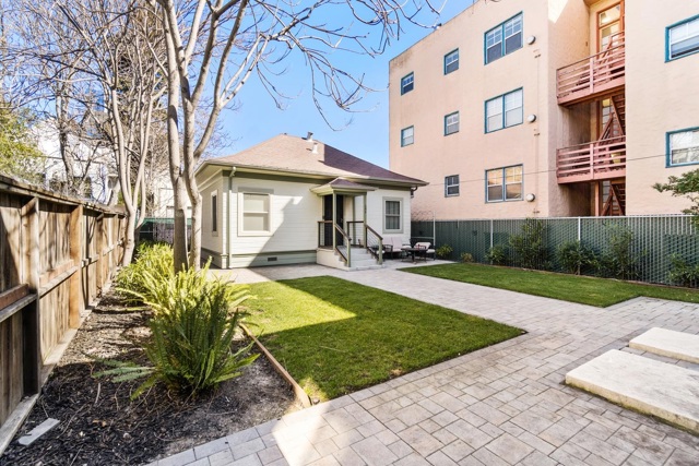 548 37th St, Oakland CA: https://media.crmls.org/mediaz/39b99c39-4ca6-42f4-a1c4-00db128cf151.jpg