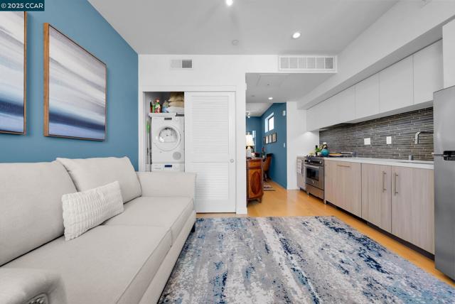 1515 15Th St, San Francisco CA: https://media.crmls.org/mediaz/39b9caab-ea92-4c01-85fc-fc21e787d14f.jpg