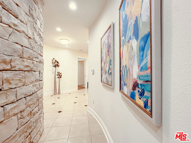 4848 Wilshire Boulevard, Los Angeles CA: https://media.crmls.org/mediaz/39b9e9dc-af88-41e0-807c-7e00120c01d5.jpg