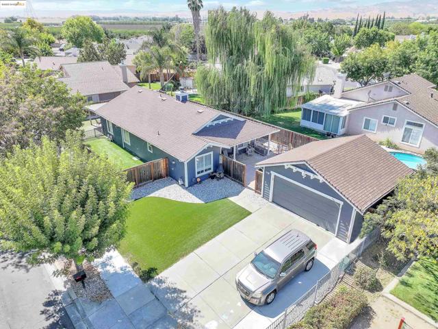 3061 Browning Ct, Brentwood CA: https://media.crmls.org/mediaz/39bac4bf-5d3f-40c0-a97c-44f284647ce2.jpg