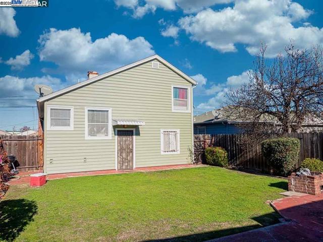 2130 102Nd Ave, Oakland CA: https://media.crmls.org/mediaz/39bafc2e-649e-42c0-9674-05f0f8c35ffa.jpg
