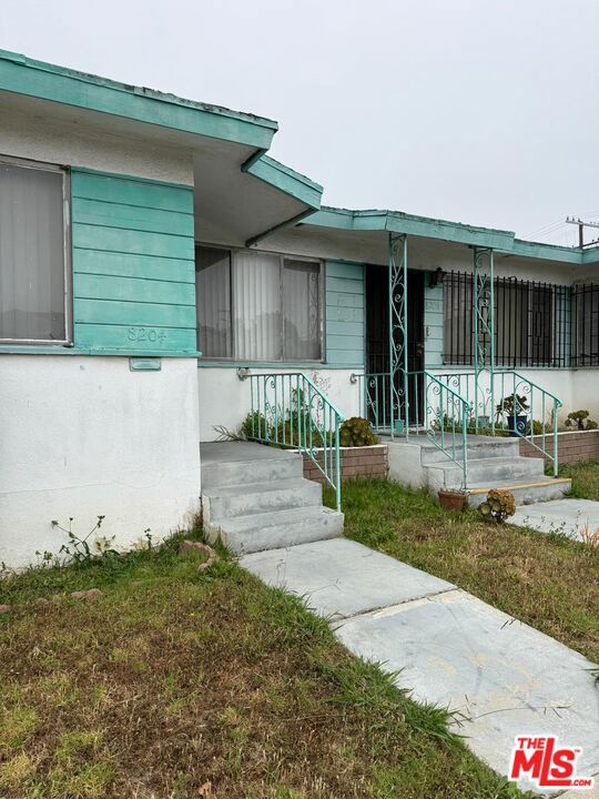 8204 S Harvard Boulevard, Los Angeles CA: https://media.crmls.org/mediaz/39bb4642-ab51-4be5-808e-2d0cec0e7ec5.jpg