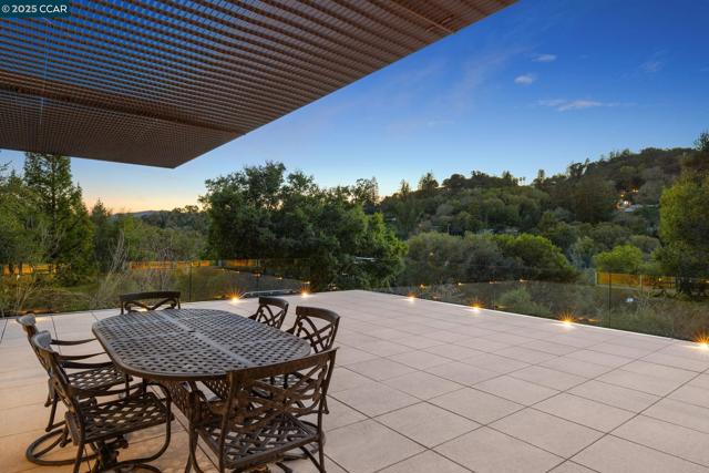 2 Crane Ct, Orinda CA: https://media.crmls.org/mediaz/39bb9848-e02a-4126-9d82-ffa009645a47.jpg