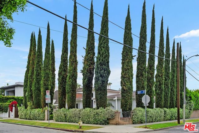 465 N Kilkea Drive, Los Angeles CA: https://media.crmls.org/mediaz/39bc17e2-f188-4003-bc80-57c5e192f276.jpg