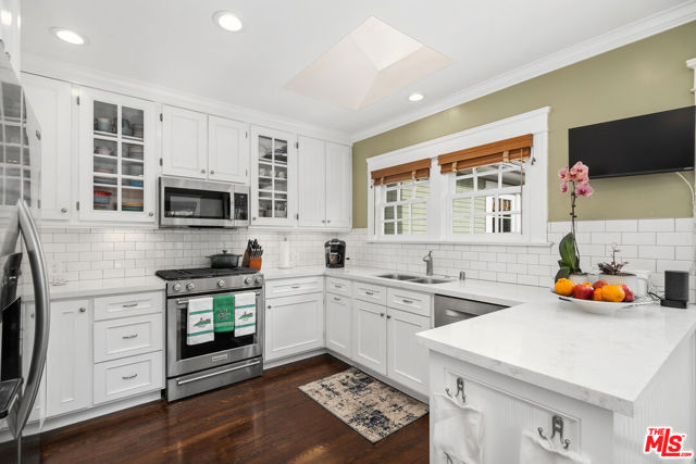 1324 N Orange Grove Avenue, West Hollywood CA: https://media.crmls.org/mediaz/39bd2025-9c8b-4af6-81a0-53d0a7751083.jpg