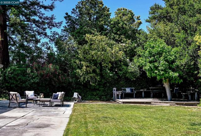 3701 Sattler Dr, Concord CA: https://media.crmls.org/mediaz/39bd84ef-69cb-4ec2-a823-02571d4ee811.jpg