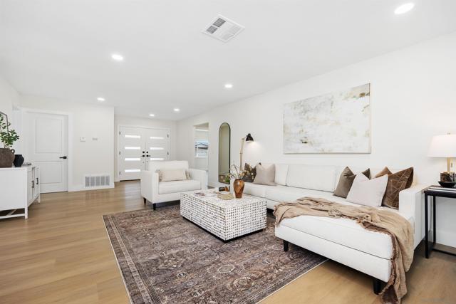 17111 Prado Pl, San Diego CA: https://media.crmls.org/mediaz/39be0ba5-ad0a-4f95-92f5-fcbf11740392.jpg