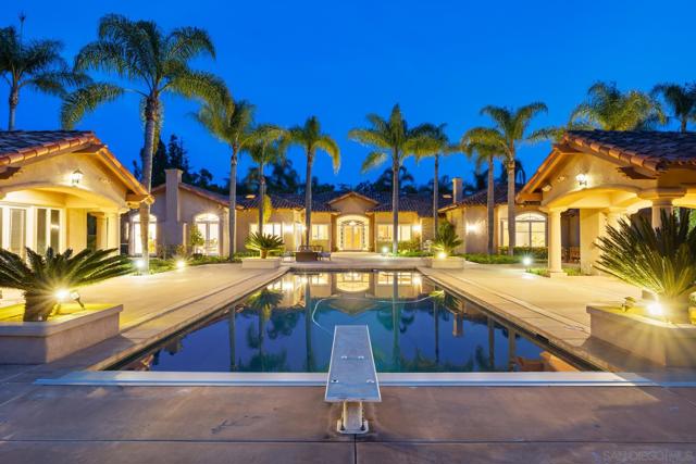 18050 Rancho La Cima Corte, Rancho Santa Fe CA: https://media.crmls.org/mediaz/39be3653-e34c-4941-8d89-e3dd70a5a8ca.jpg