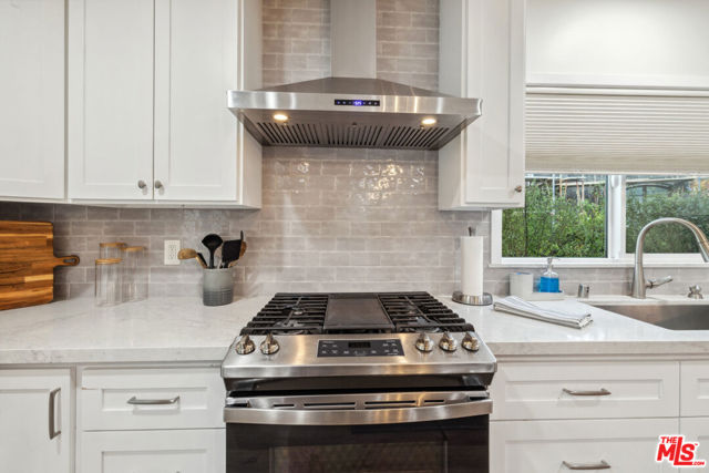 821 S Cloverdale Avenue, Los Angeles CA: https://media.crmls.org/mediaz/39be3791-ab94-4712-906f-6be4e12c9fa9.jpg