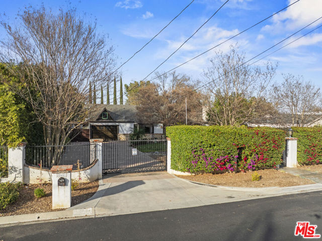 22651 Calvert Street, Woodland Hills CA: https://media.crmls.org/mediaz/39be6a76-b108-4407-8673-659a7c7eb4f2.jpg
