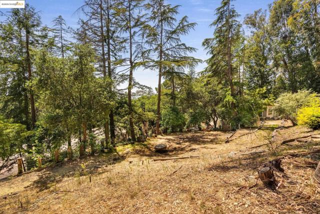 2976 Joaquin Miller Rd, Oakland CA: https://media.crmls.org/mediaz/39bed00e-c1ab-4431-8920-815ba0209bde.jpg