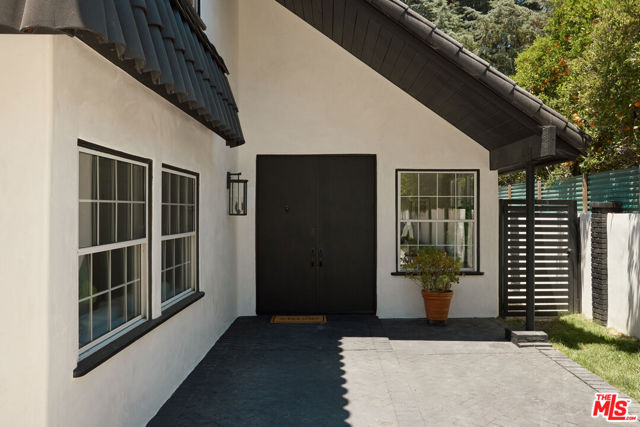 5271 Woodlake Avenue, Woodland Hills CA: https://media.crmls.org/mediaz/39bf9aee-b8ae-4fe1-a81a-9549c1c22451.jpg