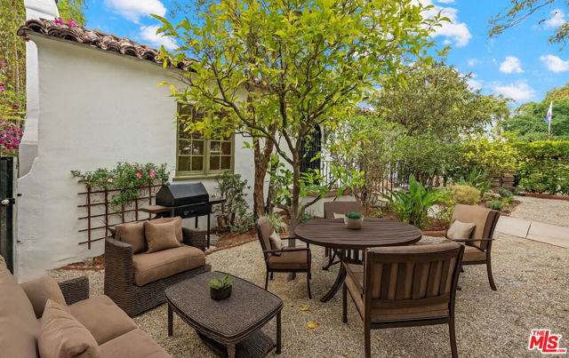 951 N Martel Avenue, Los Angeles CA: https://media.crmls.org/mediaz/39c27f51-ab8c-45a4-9876-41185e03e1cc.jpg