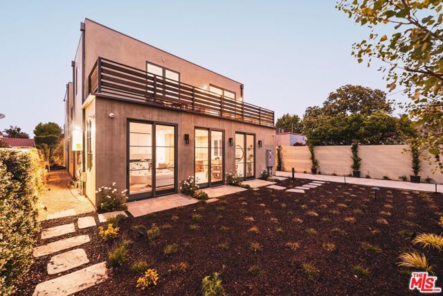 2114 Pier Avenue, Santa Monica CA: https://media.crmls.org/mediaz/39c47712-9c21-4799-a8b3-3ebbf0ce41d8.jpg