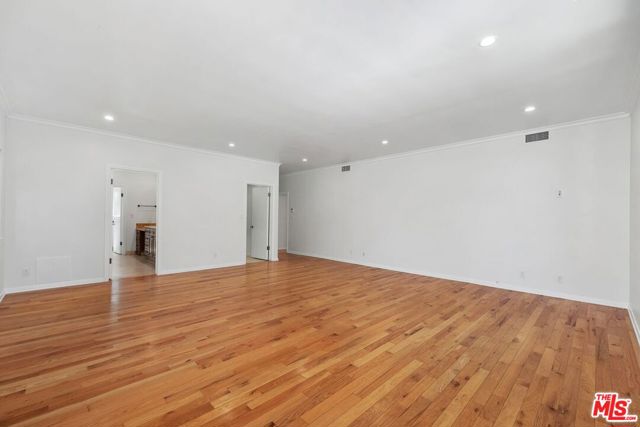 517 N Elm Drive, Beverly Hills CA: https://media.crmls.org/mediaz/39c4b51f-d8f5-43b0-9e4d-cdad76c7b0bc.jpg