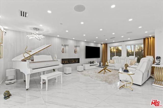 8600 Farralone Avenue, West Hills CA: https://media.crmls.org/mediaz/39c62030-3469-4506-9832-0e857e25f80d.jpg