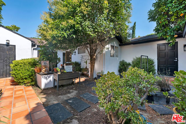 5341 Mecca Avenue, Tarzana CA: https://media.crmls.org/mediaz/39c68982-503a-400d-bdb1-fa86b3125267.jpg