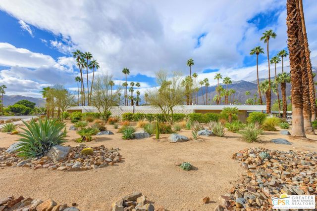 2033 E Ramon Road, Palm Springs CA: https://media.crmls.org/mediaz/39c6ae71-ac3e-4054-9124-28a4c54b882e.jpg