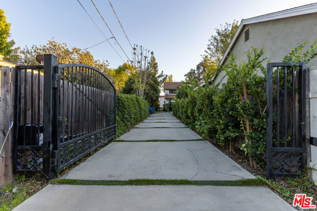 18404 Arminta Street photo 3