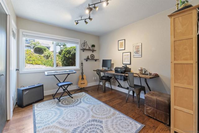 17924 Saint Andrews Dr, Poway CA: https://media.crmls.org/mediaz/39c967d1-f23c-4f69-92df-49b80994a74f.jpg