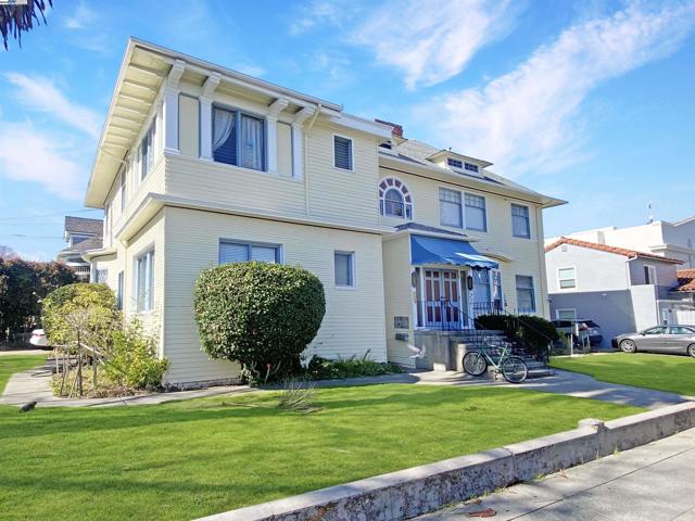 1301 Walnut St, Alameda CA: https://media.crmls.org/mediaz/39cb1d45-1186-4a58-bfb6-db799a0519e3.jpg