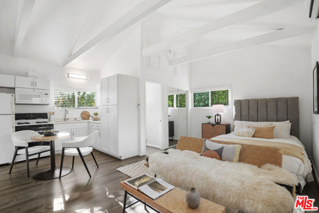 6002 Jumilla Avenue, Woodland Hills CA: https://media.crmls.org/mediaz/39cbdd0d-802e-4ae7-a272-1dd5f1d7a40d.jpg