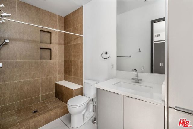 616 N FULLER Avenue, Los Angeles CA: https://media.crmls.org/mediaz/39cc2d2a-1fdb-4244-ad50-8b9b2a098707.jpg