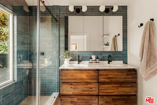 8556 Ridpath Drive, Los Angeles CA: https://media.crmls.org/mediaz/39ccf440-9c1c-4217-b10a-61253ac87dbd.jpg