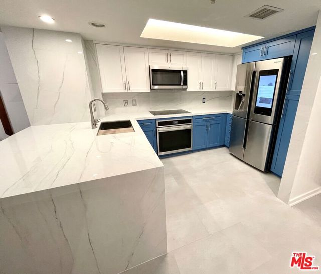 13700 Marina Pointe Drive, Marina del Rey CA: https://media.crmls.org/mediaz/39cd668b-4565-40a8-81ef-31352d1f13e2.jpg