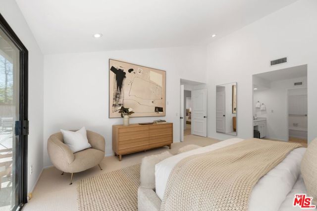 3018 Nicada Drive, Los Angeles CA: https://media.crmls.org/mediaz/39cde95d-e154-4485-9430-23990da1ba4d.jpg