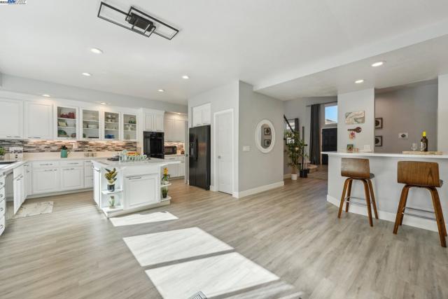 8244 Brittany Dr, Dublin CA: https://media.crmls.org/mediaz/39ce27bd-d1d1-4f86-b11a-65d5ad00afb9.jpg