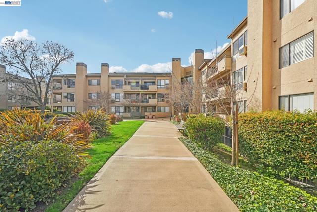 39206 Guardino Dr, Fremont CA: https://media.crmls.org/mediaz/39ce57af-6ba7-4069-9f0c-8a49a3ac4c5e.jpg